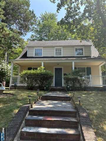 105 Reldyes Avenue, Leonia, NJ 07605
