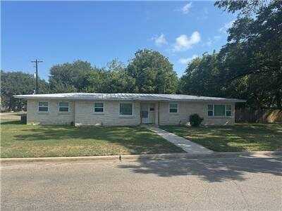 701 E 3rd ST, Hallettsville, TX 77964