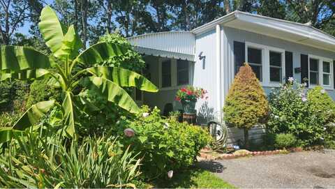 703 Fresh Pond Ave., Calverton, NY 11933