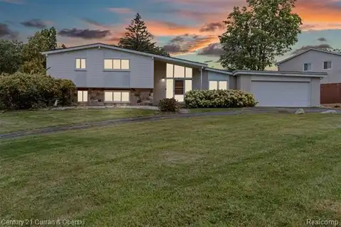 5590 Pembury Ln, West Bloomfield, MI 48322