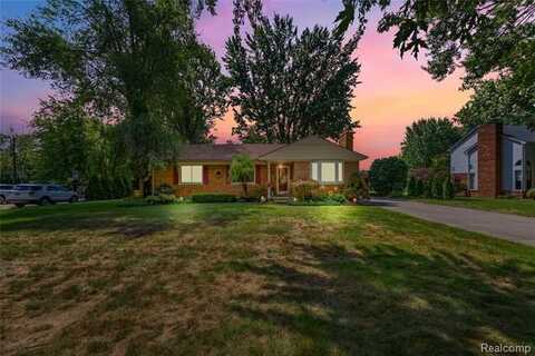 15860 Luxemburg, Fraser, MI 48026