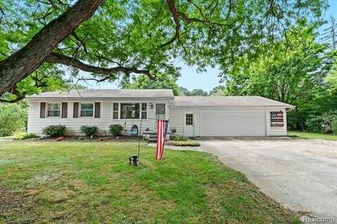 6460 Hogan Road, Fenton, MI 48430