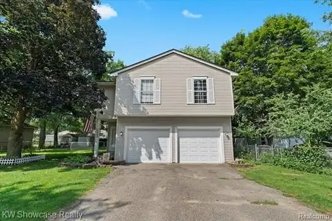 4665 Lakeborn Drive, White Lake, MI 48383