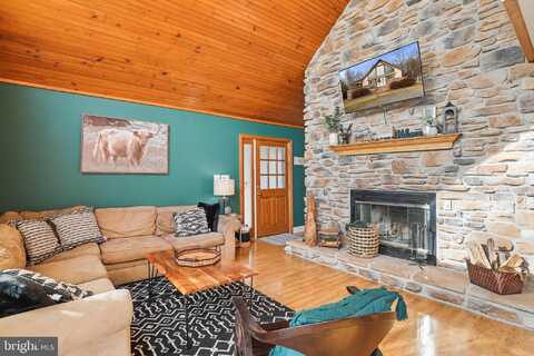 55 PEACH ORCHARD LANE, BERKELEY SPRINGS, WV 25411