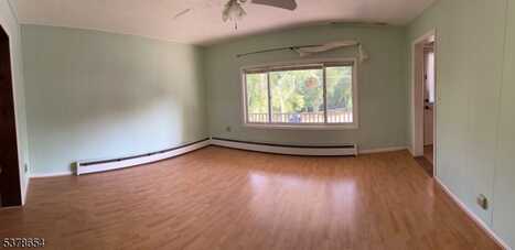 44 Oak St, Hamburg, NJ 07419