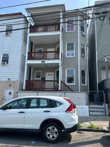28 17Th Ave, Paterson, NJ 07501
