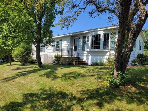 161 Willow Ave, Sturbridge, MA 01566