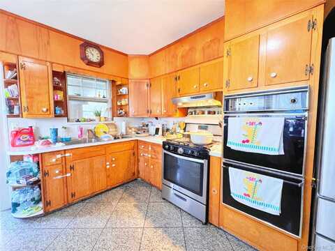 37 Wolfle Street, Glen Cove, NY 11542