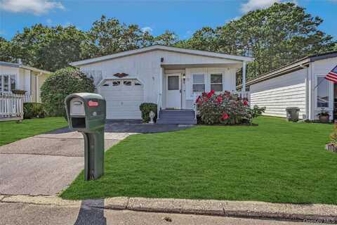 161 Village Circle W, Manorville, NY 11949
