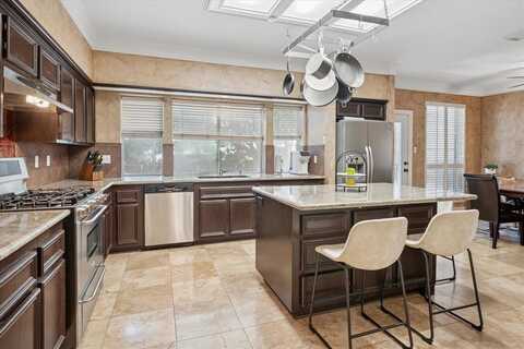 2200 Southern Oak Drive, Irving, TX 75063