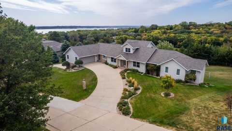 300 Calumet Cir, Yankton, SD 57078