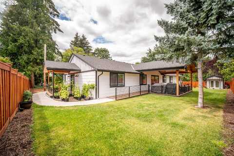 8955 SW CLUB MEADOW LN, Portland, OR 97225