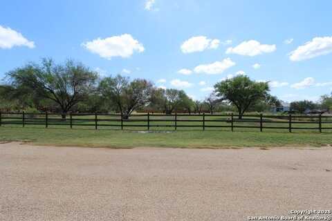 125 County Road 2666, Devine, TX 78016
