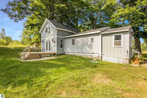 2800 N 25 Road, Mesick, MI 49668