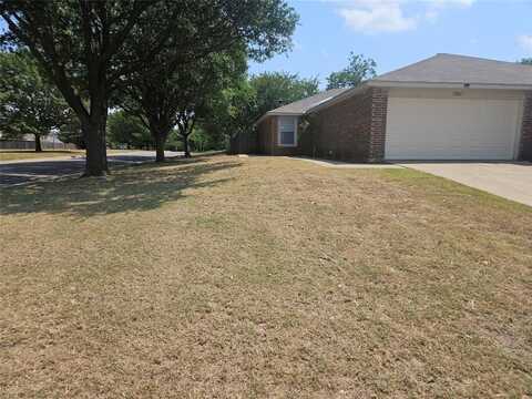 7601 CREEKMOOR Drive, Fort Worth, TX 76133