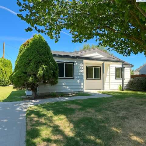 114 W Blvd, Granger, WA 98932