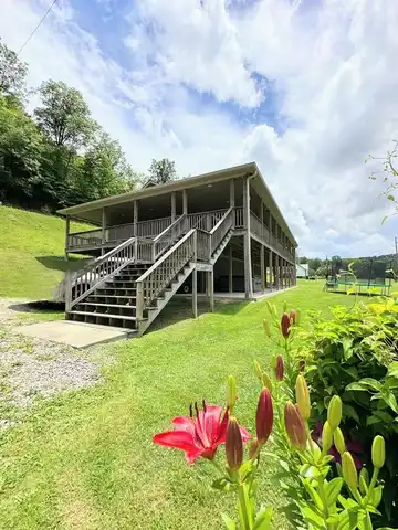 4886 Paint Creek Road, SCARBRO, WV 25917