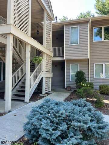 6 Augusta Dr, Clinton, NJ 08801