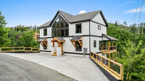 745 Pinecrest Drive, Gatlinburg, TN 37738