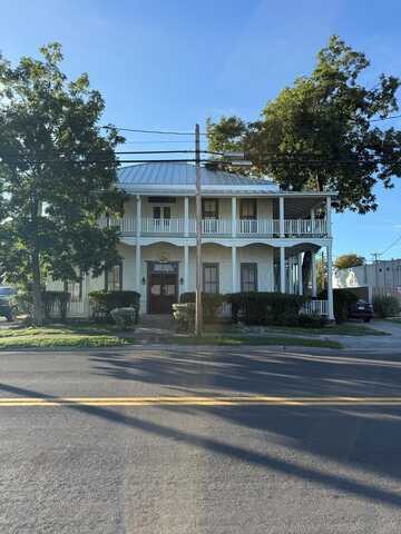 305 N Tivy St, Kerrville, TX 78028