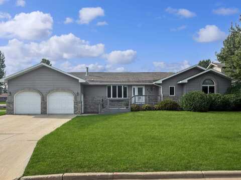 920 15th Ave SE, Minot, ND 58701
