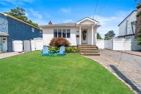 17 Linden Street, Massapequa, NY 11758