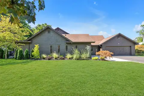 15 Parkway Drive, Roslyn Heights, NY 11577