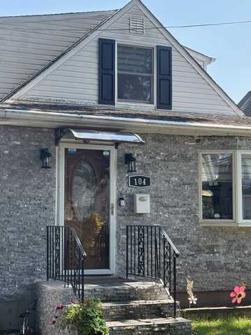 104 ingraham Ln, New Hyde Park, NY 11040