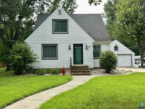 517 NE Park St, Luverne, MN 56156