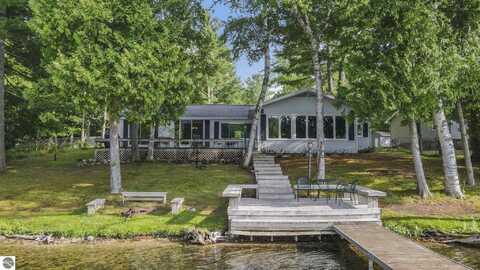 325 Birchwood Lane, Traverse City, MI 49686