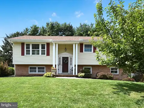5042 MARTIN DRIVE, EAST PETERSBURG, PA 17520