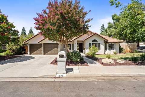 1676 Omaha Avenue E, Fresno, CA 93720