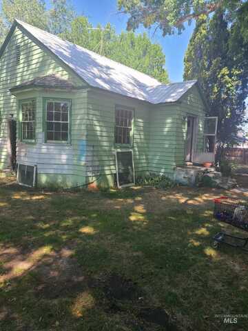 403 N Cherry St, Shoshone, ID 83352