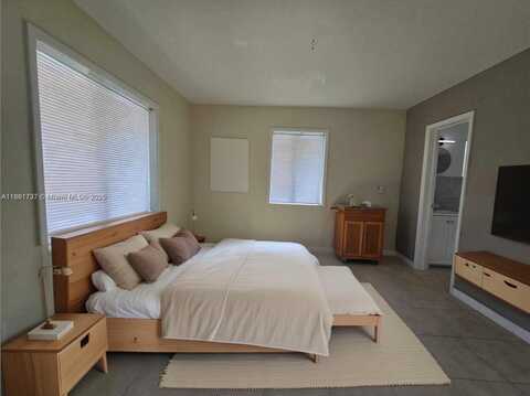 724 SW 7th Ter, Hallandale Beach, FL 33009
