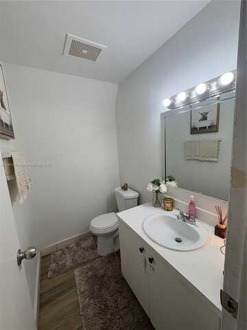 17901 NW 68th Ave, Hialeah, FL 33015