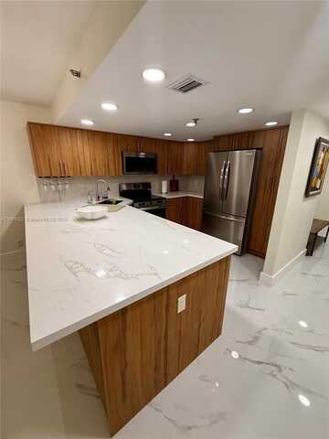 2625 Collins Ave, Miami Beach, FL 33140