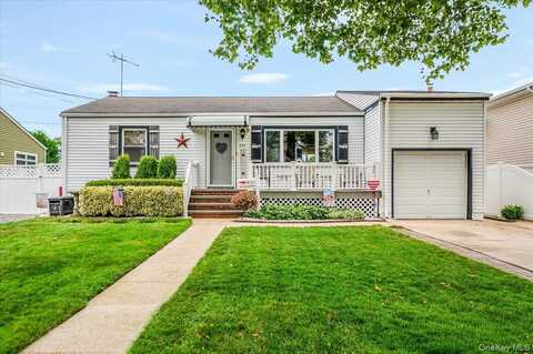225 Granada Parkway, Lindenhurst, NY 11757