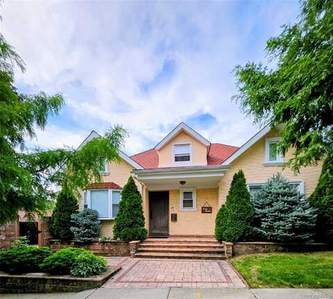 4020 249th St, Little Neck, NY 11363