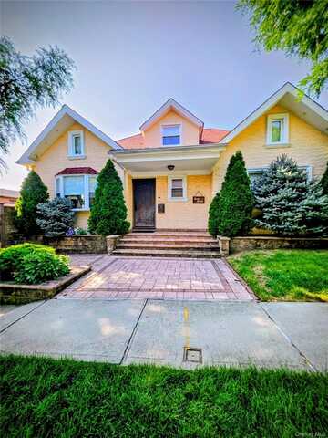 4020 249th St, Little Neck, NY 11363