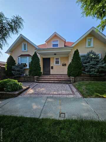 4020 249th St, Little Neck, NY 11363
