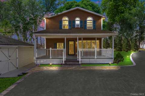 32 Giant Oak Road, Ridge, NY 11961