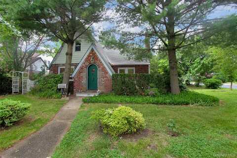 72 Berkshire Road, Great Neck, NY 11023