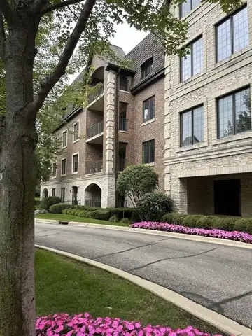 1800 Amberley Court, Lake Forest, IL 60045