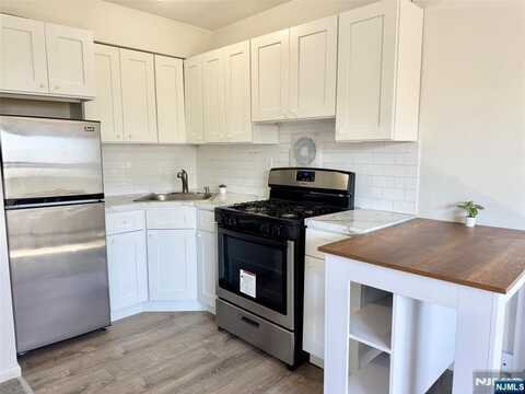 275 Hoym Street 5G, Fort Lee, NJ 07024