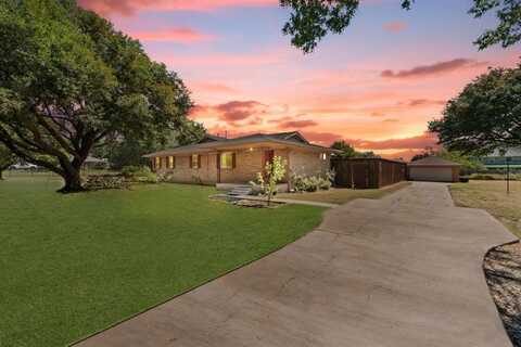 900 Lark Lane, Oak Leaf, TX 75154