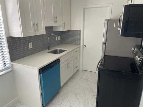 770 NE 38th St, Oakland Park, FL 33334