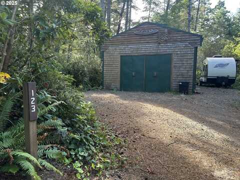 123 OUTER DR, Florence, OR 97439