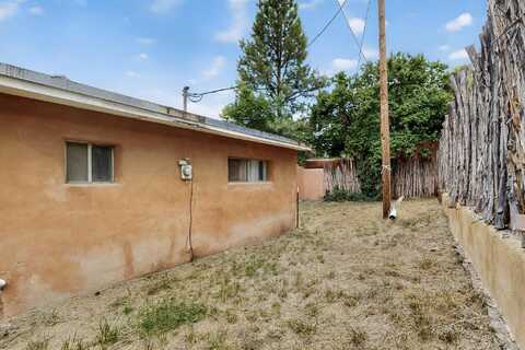 214 Lorenzo Lane, Santa Fe, NM 87501