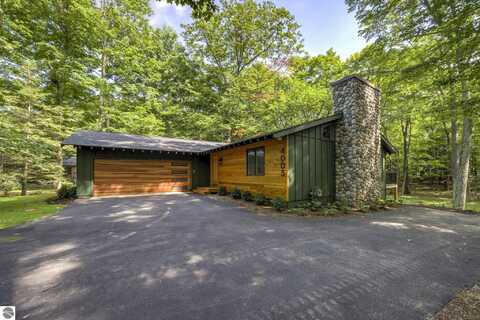 4005 E Oxford Drive, Leland, MI 49654