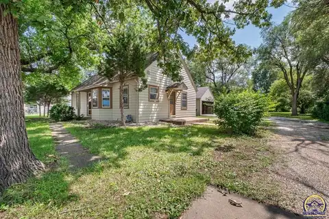 4411 SW 21st St, Topeka, KS 66604
